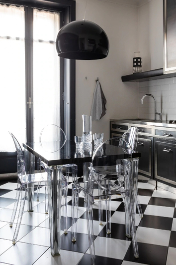 Victoria Ghost Stol Crystal i kök vid svart matbord och schackrutigt golv