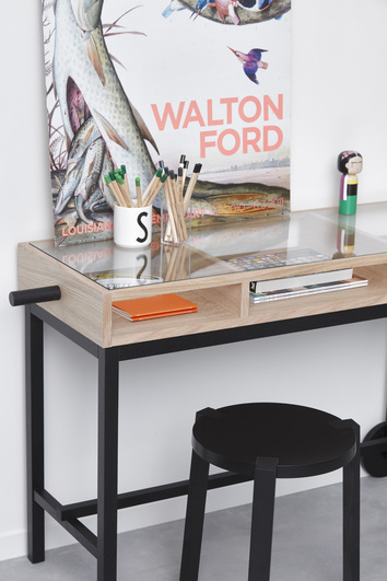 Shift Skrivbord med pennor, böcker och en tavla med grafiskt motiv