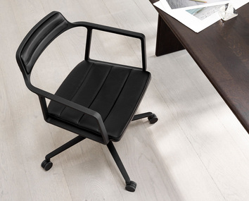 Vipp 452 Swivel Chair i  svart läder vid skrivbord i mörkt trä