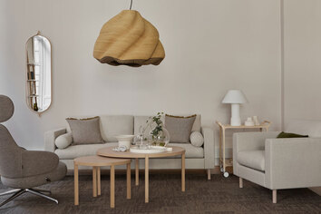 Solid Soffa 3-sits i vardagsrum med soffor, fåtöljer, serveringsvagn och väggspegel