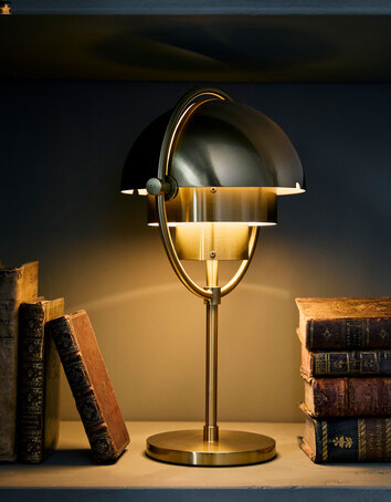 Multi-Lite Portabel Lampa i mässing i på bokhylla med antika böcker