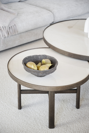Marsden Soffbord i 60 och 90 centimeter med en keramikskål med päron