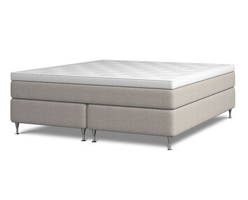 Kontinentalsängen Harmoni.  Bilden visar Harmoni med en bredd av 180 centimeter. Sängen är klädd i beige tyg. Benen är av förkromat stål. 