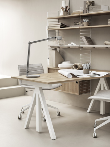String Skrivbord Höj- och Sänkbart på arbetsplats med Stringhyllor i bakgrunden