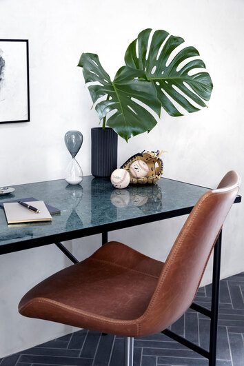Hype Skrivbordsstol i ljusbrunt konstläder vid skrivbord